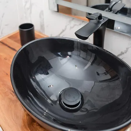 Bienvenue Studio- Steps From Oldtown Boekarest